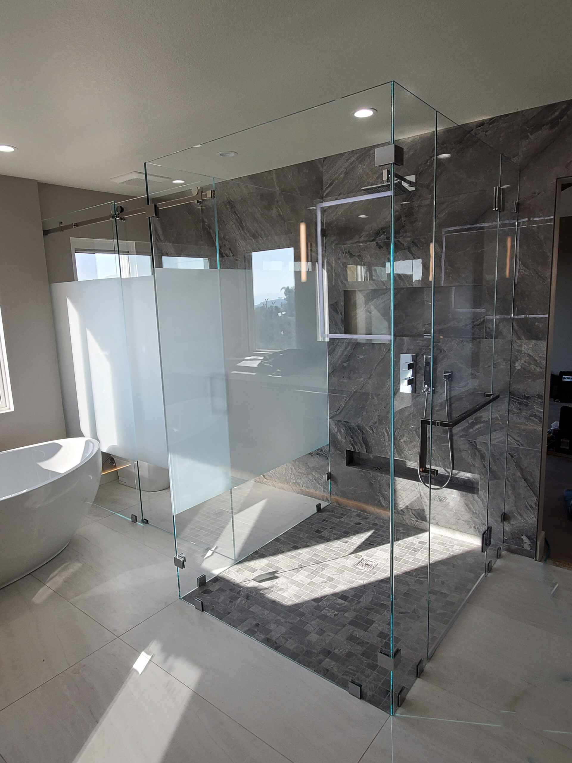 Top Market Shower Doors: Styles and Features to Consider