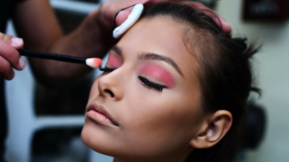 The Benefits of Booking a Local Makeup Artist in Noida