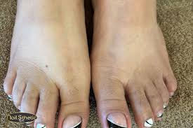 difference between manicure and pedicure